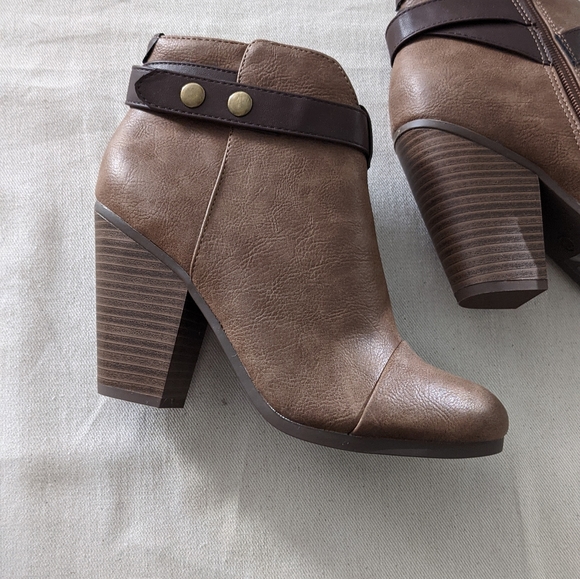 Tan Buckle Block Heel Bootie Gail22 - Picture 5 of 5
